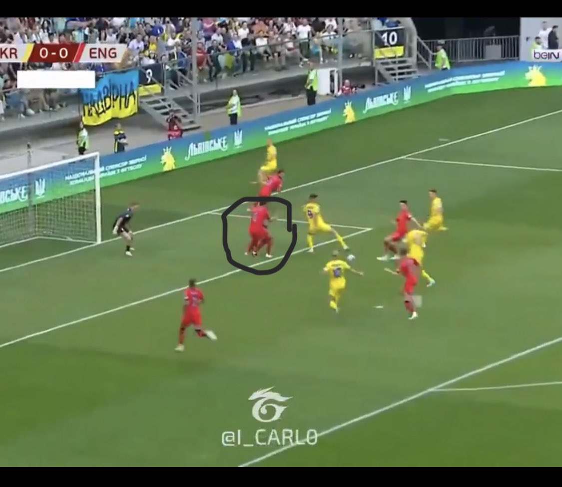 SpectacularBob's tweet image. Both England cb together!! Maguire what are you doing ? #UKRENG