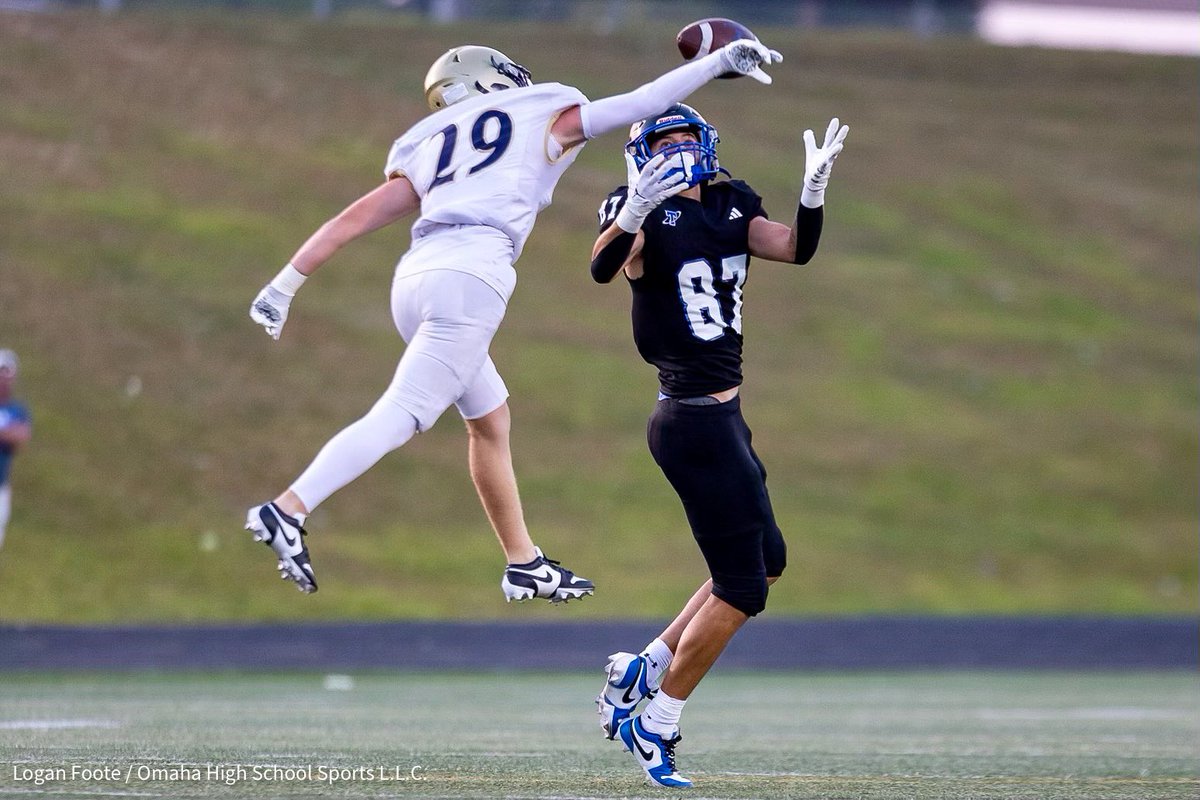(9) Elkhorn South manhandles (10) Papillion-La Vista South, 52-14! 🏈📸 #NebPreps

Made possible by <a href="/RocketRoofingNE/">Rocket Roofing General Contractor</a> - the real MVPs of our town! 🔝🏠