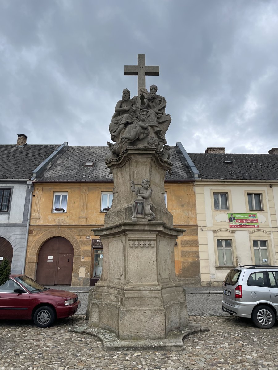 retroturistika's tweet photo. Sousoší alegorie Lásky /sochař: Herscher Josef/ a za ním stojí Sousoší Nejsvětější Trojice /architekt: Haffenecker Thomas; sochař: Borovec Štěpán/ na náměstí v Manětíně v severní části Plzeňského kraje #manetin #baroko #vylet #turistika #historie #cesko #fotocesty #travel #czechia #trip #baroque #heritage