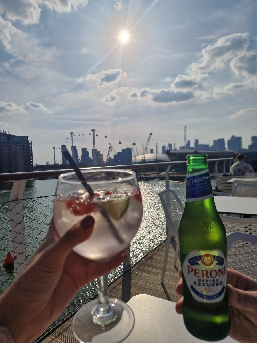 LadyTraceyC's tweet photo. Afternoon by the water #afternoondrinks #cheers #London https://t.co/xSEAm1MuWX