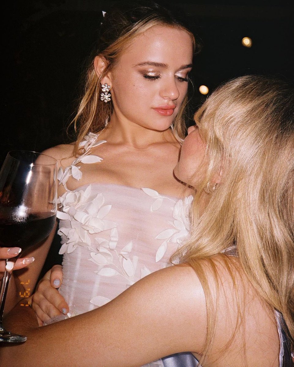 sabrinascbr's tweet photo. “Minha esposa se casou e eu suei e chorei. Me sinto tão sortuda por fazer parte do dia especial de vocês, Joey e Steven. Eu amo vocês demais e parabéns pelo amor.”

Sabrina Carpenter | Instagram https://t.co/xdaKFsugKu