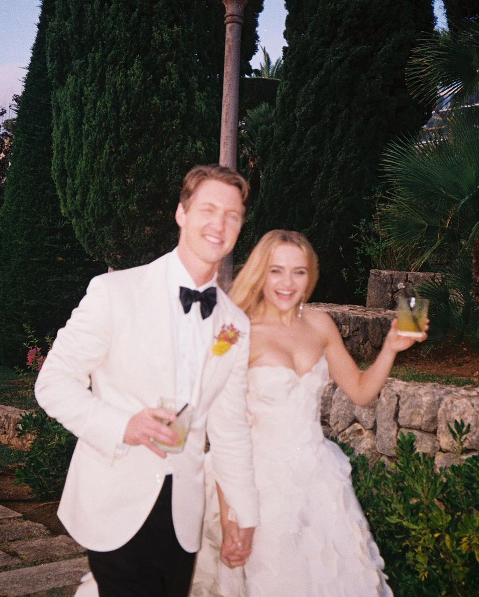 sabrinascbr's tweet photo. “Minha esposa se casou e eu suei e chorei. Me sinto tão sortuda por fazer parte do dia especial de vocês, Joey e Steven. Eu amo vocês demais e parabéns pelo amor.”

Sabrina Carpenter | Instagram https://t.co/xdaKFsugKu