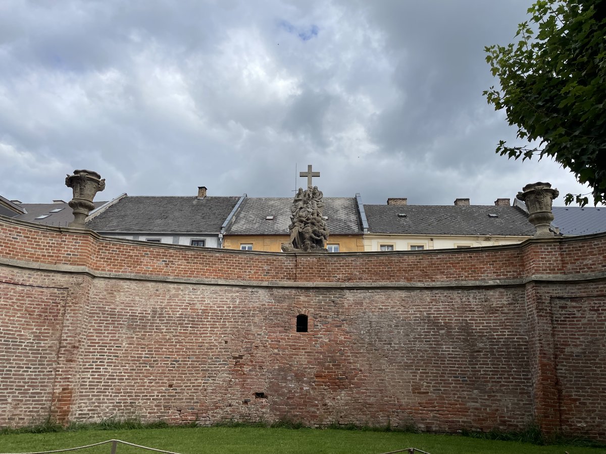 retroturistika's tweet photo. Sousoší alegorie Lásky /sochař: Herscher Josef/ a za ním stojí Sousoší Nejsvětější Trojice /architekt: Haffenecker Thomas; sochař: Borovec Štěpán/ na náměstí v Manětíně v severní části Plzeňského kraje #manetin #baroko #vylet #turistika #historie #cesko #fotocesty #travel #czechia #trip #baroque #heritage