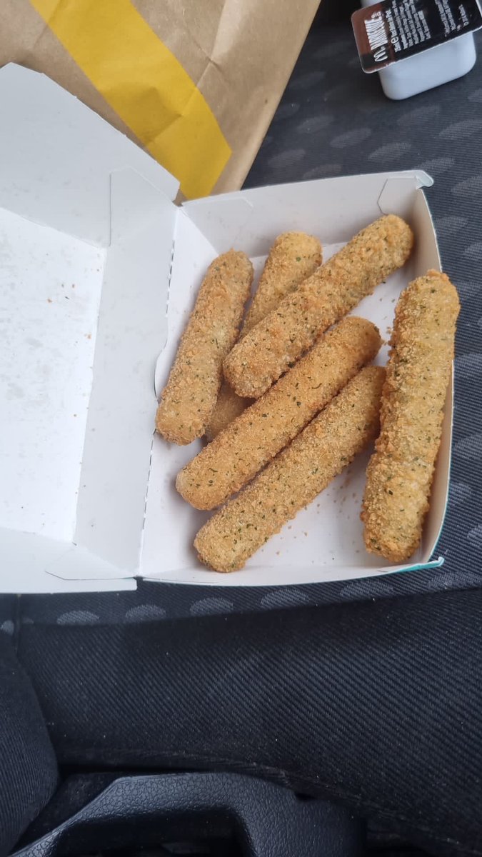 pcresh's tweet photo. Hey @McDonaldsUK, what does it take to fill a box intended for 5 chicken selects (as ordered) with mozzarella dippers!? Too late to return now, hospitality staff left hungry https://t.co/3cvuQo0LJG