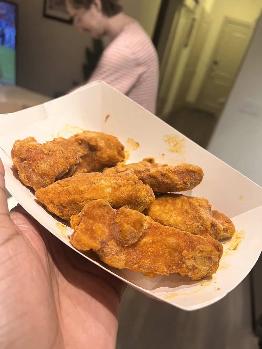 DaDemonizer's tweet image. Why would @7eleven deliver frozen chicken wings via @UberEats. I need answers 🥲 frozen solid.
