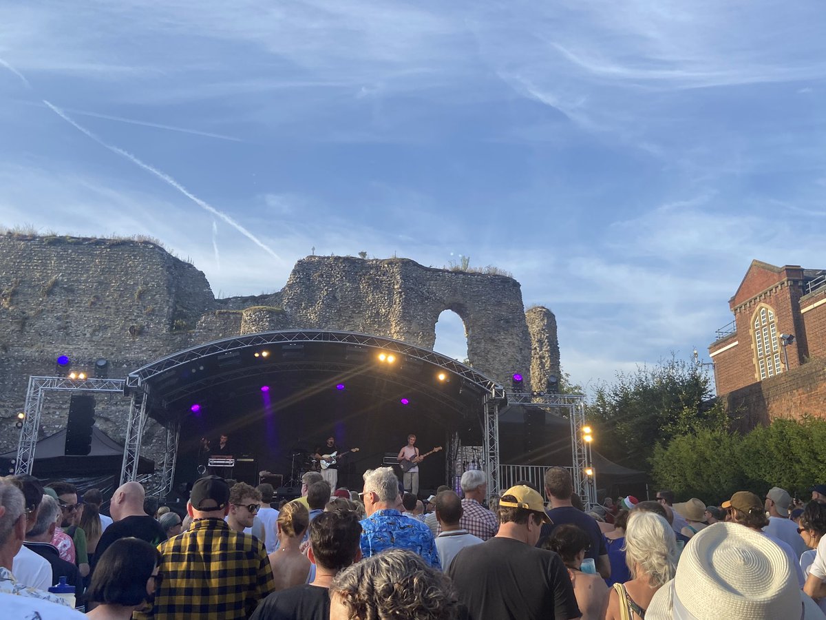 dandyspruce's tweet photo. A nice afternoon at another #readingfestival. @DownattheAbbey is a bit more picturesque than @OfficialRandL https://t.co/WkBnCr5fVG