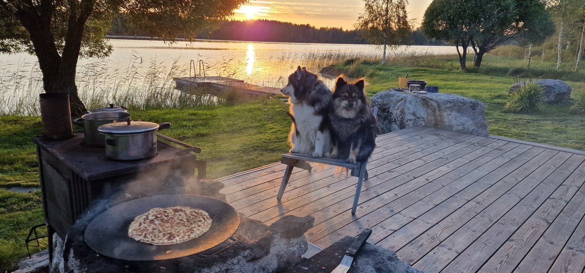 Syyskuun illassa ystävykset.