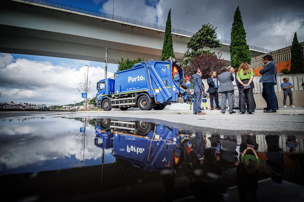 ambiente_pt's tweet photo. O #MAAC, Duarte Cordeiro, e o #SEAmb, Hugo Pires, visitaram hoje a ETAR do Freixo, na apresentação da primeira unidade de tratamento de água para reutilização do município com apoio da APA. E viram a operação de limpeza do espaço público.

📷Guilherme Costa Oliveira/CM Porto https://t.co/G8aLs8qlND