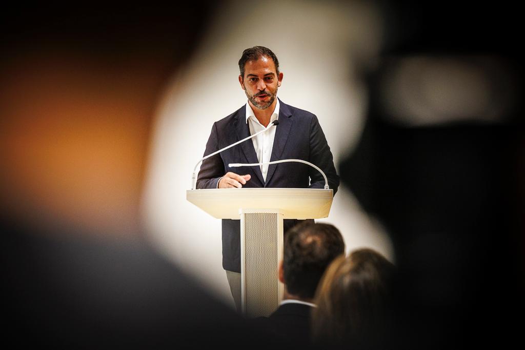 ambiente_pt's tweet photo. O #MAAC, Duarte Cordeiro, e o #SEAmb, Hugo Pires, visitaram hoje a ETAR do Freixo, na apresentação da primeira unidade de tratamento de água para reutilização do município com apoio da APA. E viram a operação de limpeza do espaço público.

📷Guilherme Costa Oliveira/CM Porto https://t.co/G8aLs8qlND