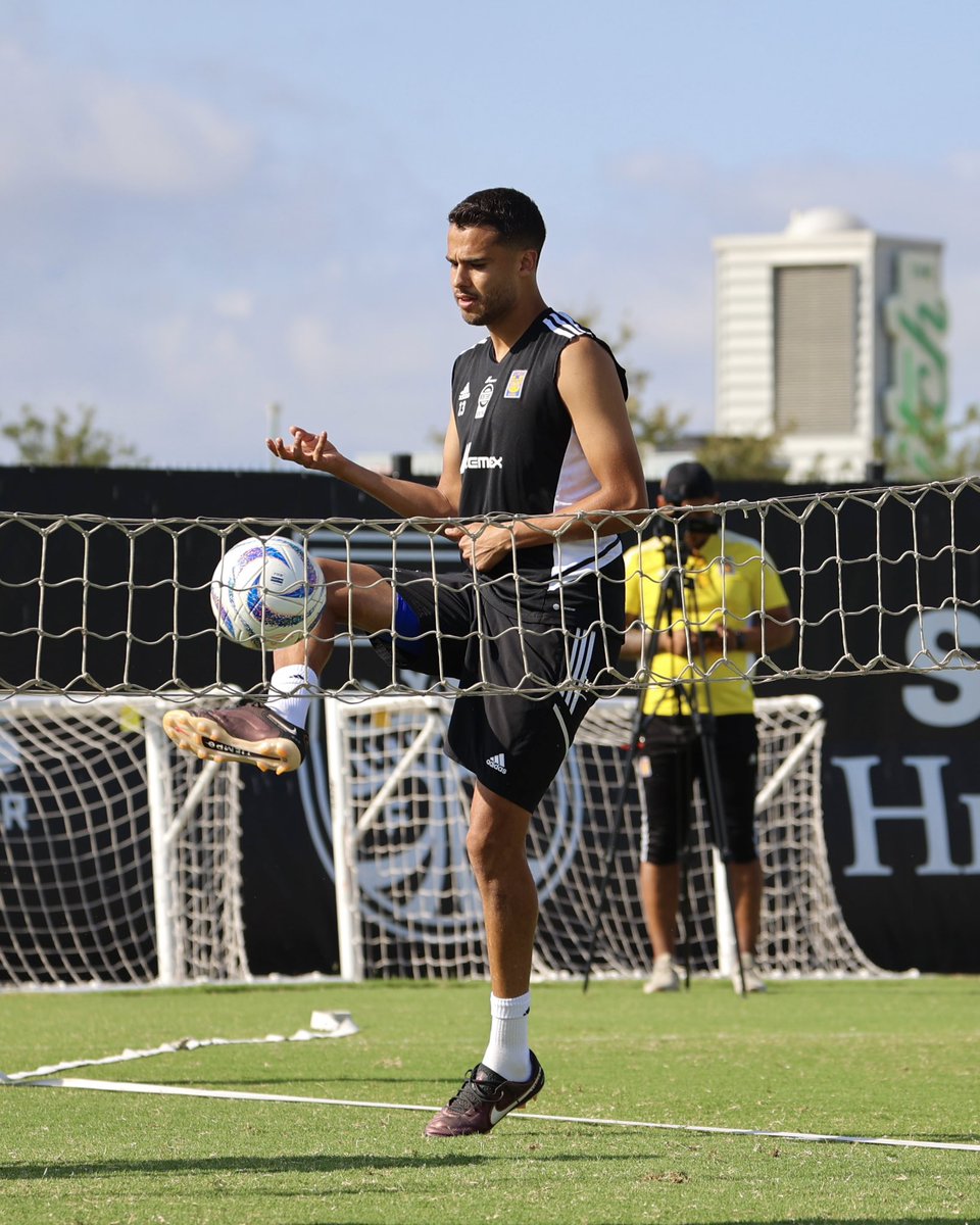 👟🥅 ¡Un poco de tenis-balón para arrancar la práctica de hoy!