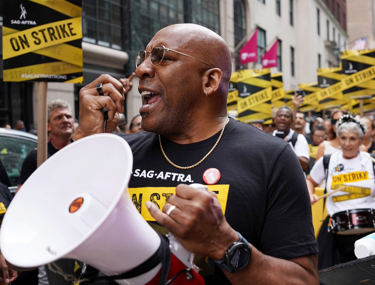 Striking #SagAftraMembers took to 5th Avenue with thousands of workers at the <a href="/CentralLaborNYC/">NYC CLC, AFL-CIO</a> annual New York City Labor Day Parade and March. We organize, we rise! #SagAftraStrong #UnionStrong (1/3)

📷SAG-AFTRA / Derek French | Shutterstock for SAG-AFTRA