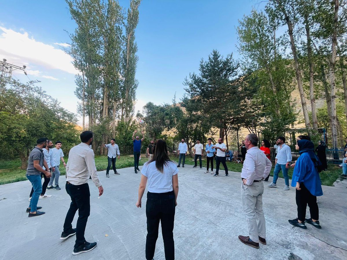 KayaZeydin's tweet photo. 📍Hakkari

AK Parti Gençlik Kolları Genel Başkan Yardımcısı Sosyal Politikalar Başkanımız @ebrarcoban ve Teşkilatımızla  ile birlikte;

En sevdiğimiz aktivitelerden birisi olan geçlerimizle buluştuk. Sıcak ve samimi sohbetler ettik. 

Gençlerimize inancımız da tam güvenimiz de.

#TürkiyeYüzyılı  gençlerimizin gözlerindeki samimiyetin ve yüreklerdeki inancın eseri olacak.

@Akparti 
@RTErdogan