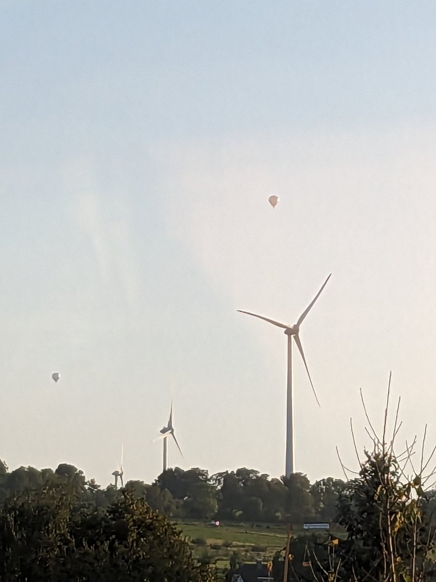 milka0706's tweet photo. Und am letzten Tag der #Wim23 fahren die Ballons doch noch bei uns vorbei. Wenn auch nur drei, aber die Freude ist riesig 🥰❤️ Es sind die kleinen Dinge über die man sich freuen muss https://t.co/pHlgKw0Ckt