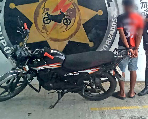 reportecuador's tweet photo. #URGENTE
En #Esmeraldas, la @PoliciaEcuador detiene a 2 sujetos por el delito de tenencia #ilegal de armas. https://t.co/6X9a0PwfqD