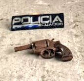 reportecuador's tweet photo. #URGENTE
En #Esmeraldas, la @PoliciaEcuador detiene a 2 sujetos por el delito de tenencia #ilegal de armas. https://t.co/6X9a0PwfqD