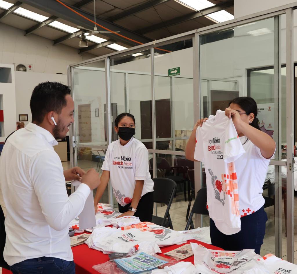 RunInOaxaca's tweet photo. ¡Entrega de kits de la carrera atlética #TodoMéxicoSalvandoVidas! ❤️

#RunInOaxaca #ChicasRunIn #Oaxaca https://t.co/n12MPD4kBn