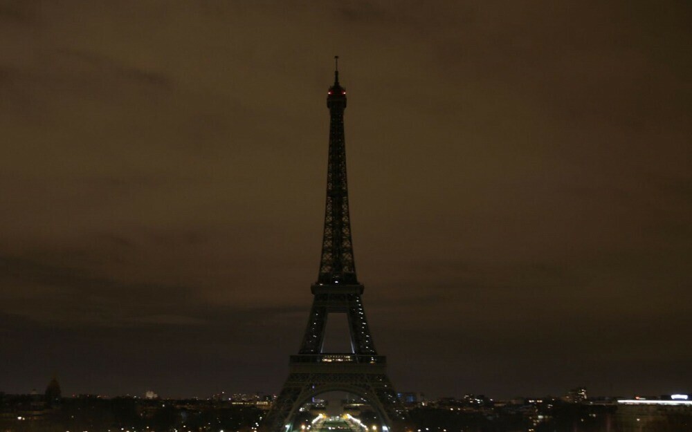 DIRECT MAROC | La tour Eiffel sera éteinte ce soir à partir de 23 heures en hommage aux victimes du séisme au Maroc ➡️ l.leparisien.fr/IwvN
