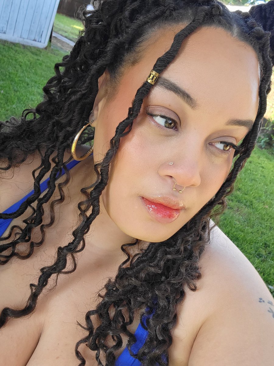 ItsNaliaah's tweet photo. @getBiglikeBev put her whole foot in the latest launch from @WorthyCosmetics 

I'm wearing the cream bronzer in Crush on you and cream blush in Take Me https://t.co/ftedhqHvnk