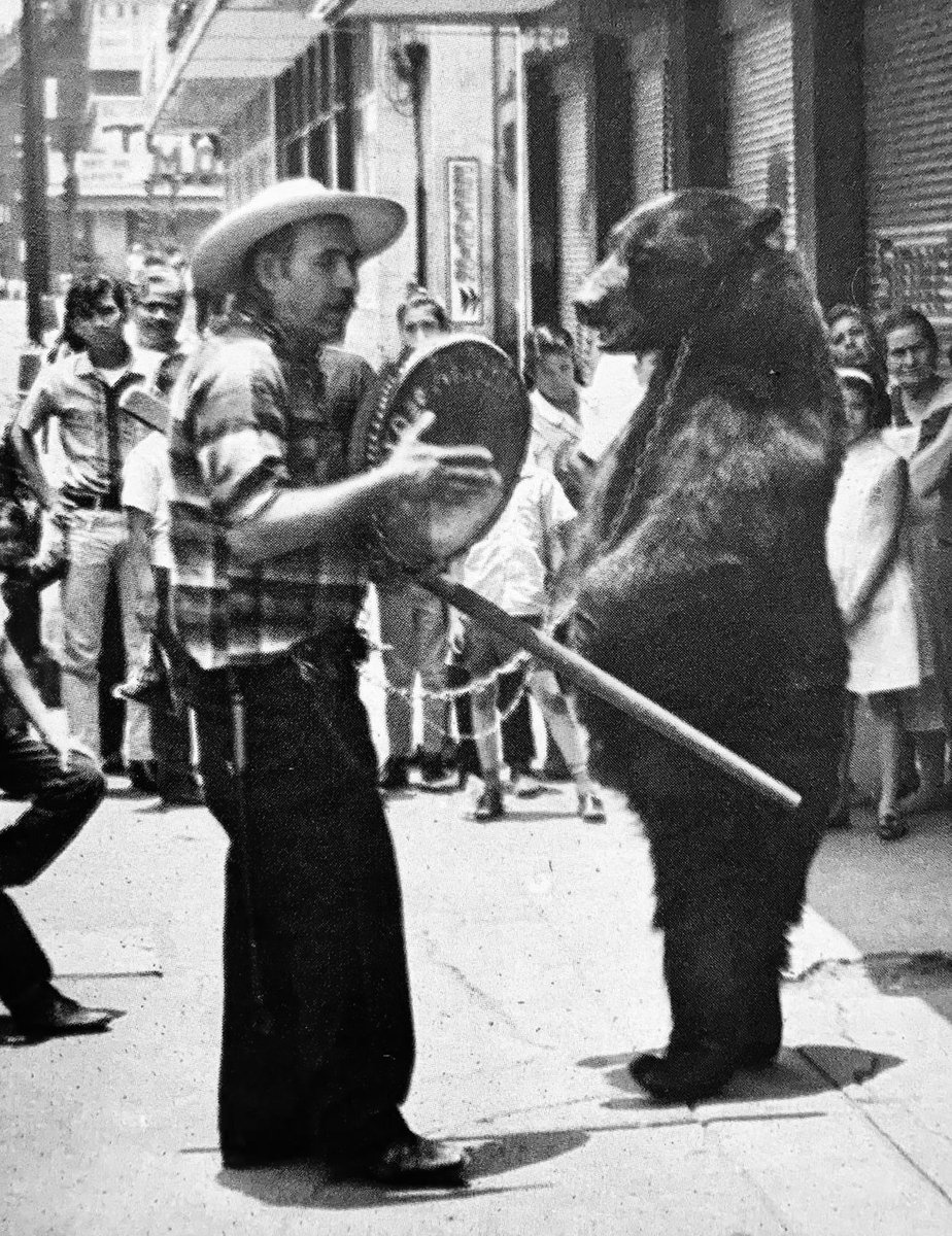 “Hace unas décadas”. Una escena cotidiana de las calles de mi ciudad en el pasado.