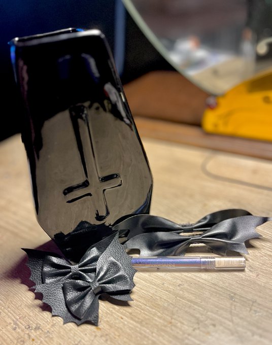 @mandiimonarch killing it for my birthday. Love it all. Vase came in today and I did a little dance.<a class="tags" target="_blank" title="On Twitter" href="/?out=eyJ0eXAiOiJKV1QiLCJhbGciOiJIUzUxMiJ9.eyJpYXQiOjE3MjQ0MjIxMDUsImlzcyI6InR3cG9ybnN0YXJzLmNvbSIsIm5iZiI6MTcyNDQyMjEwNSwiZXhwIjoxNzU1OTU4MTA1LCJyZWRpcmVjdF91cmwiOiJodHRwczovL3R3aXR0ZXIuY29tL21hbmRpaW1vbmFyY2gifQ.ggPAS4lLIzFJy-Mw-aREeFGtoqPFD3EH-lhCd2VBeXSegpkvgNlhPT_4n8Z5RMfON4ilvNib6E0-vvXtxK7ySw">@mandiimonarch</a><a href="/tag/killstar"class="tags"><span>#killstar</span></a><a href="/tag/langmanni"class="tags"><span>#langmanni</span></a>