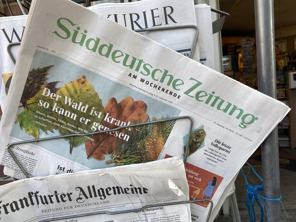 Mit einer Titelgeschichte für die <a href="/SZ/">Süddeutsche Zeitung</a> -Wochenendausgabe verabschiedet sich der tolle Kollege <a href="/yannikacht/">Yannik Achternbosch</a> aus München. Mach’s gut - ich werde Dich vermissen 🙋🏼‍♀️ sueddeutsche.de/projekte/artik…