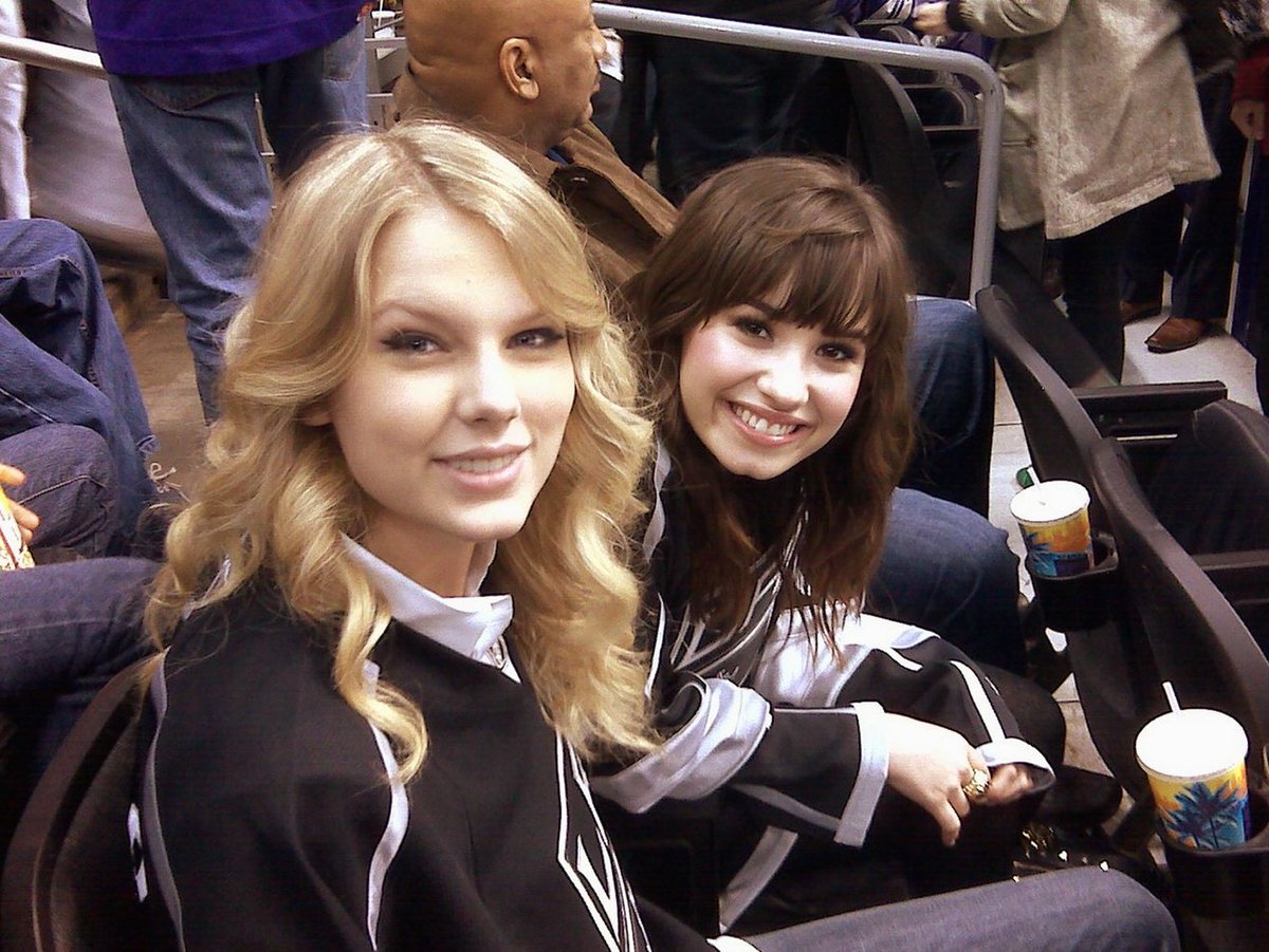 careffully's tweet photo. uma vaga reservada no céu pra nós que somos fans da taylor e da demi ao mesmo tempo https://t.co/TOSWUoNKwe
