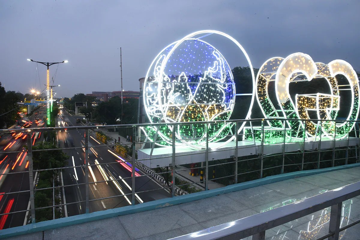 aavedan_m's tweet photo. It is interesting to see how within a month entire Delhi was Beautified, statues built, and fountains set up.

But why wasn't this done in the Entire 9 years since the BJP got to power? Where was all the Money Hidden?

#Corruption_King_Modi #G20Dinner  #IITDelhi G-21 #SlapOnArnab https://t.co/9twqVA4Vdh