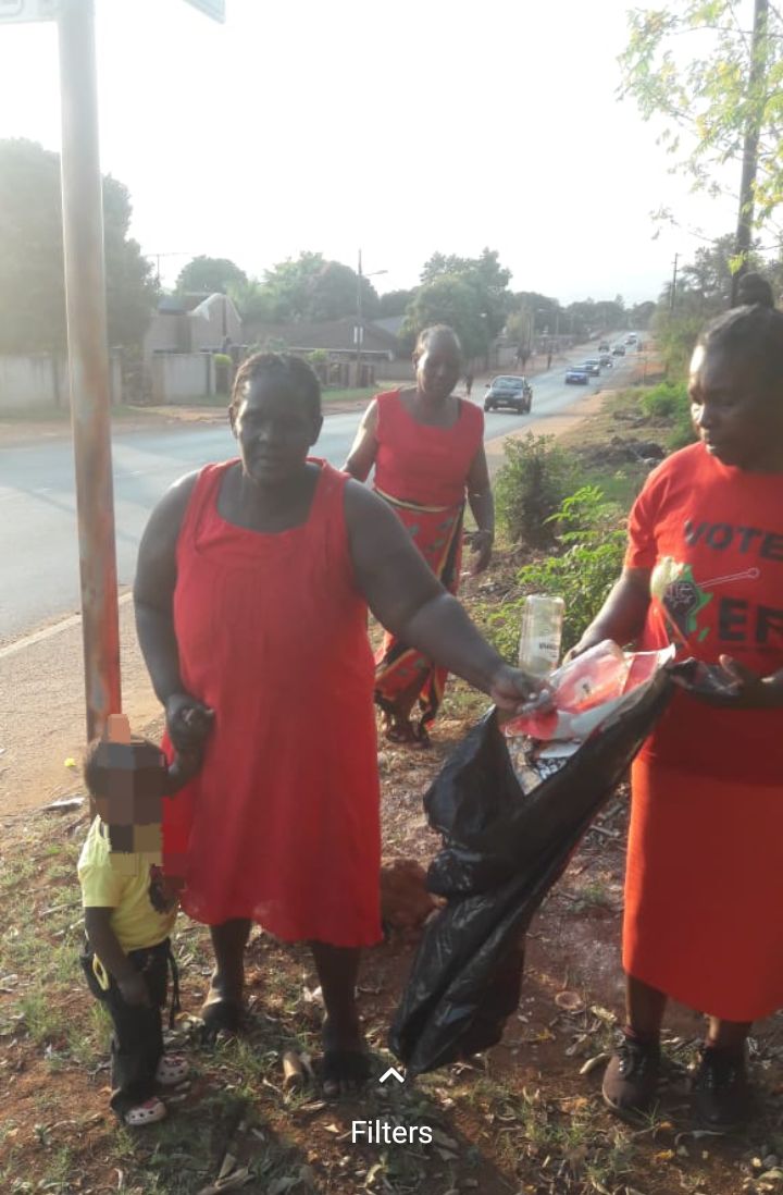 ♦️in pictures♦️

#AndriesTataneCleanUpCampaign at ward 38 Thulamela sub region. 

#RegisterToVoteEFF