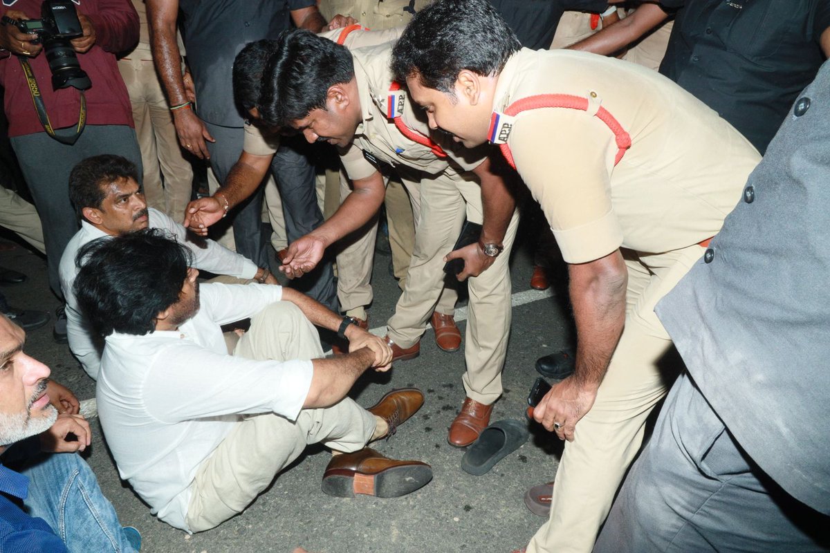 JanaSenaParty's tweet photo. అనుమంచిపల్లి వద్ద రోడ్డుపై బైఠాయించిన జనసేనాని, మంగళగిరి కార్యాలయం వెళ్లి తీరుతానని @PawanKalyan గారి నిర్ణయం

#HelloAP_ByeByeYCP https://t.co/QU0V6iGYDj