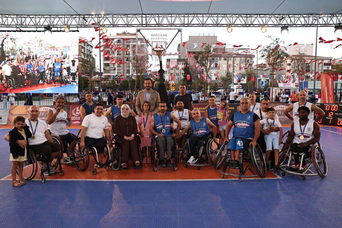 Sporun kalbi #Bağcılar’da atmaya devam ediyor! ✅

3x3 Basketbol Turnuvamız Bağcılar Meydanı’nda başladı. Tüm basketbolseverleri turnuvamızı izlemeye meydana bekliyoruz! ⛹🏻🏀

#BağcılarSporlaGüzel