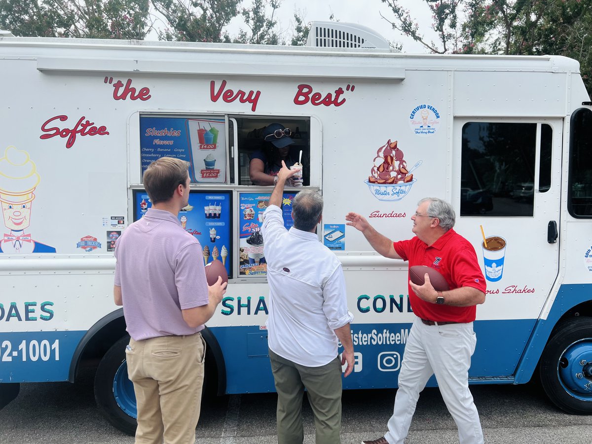 ShoemakerFin's tweet image. 🏈 Celebrating Our Touchdowns 🏈
Yesterday was a blast as we came together to celebrate our incredible touchdowns this past month! Our team always takes pride when it comes to wearing our favorite team colors! It was a day filled with great food, ice cream, cornhole, &amp;amp; football!