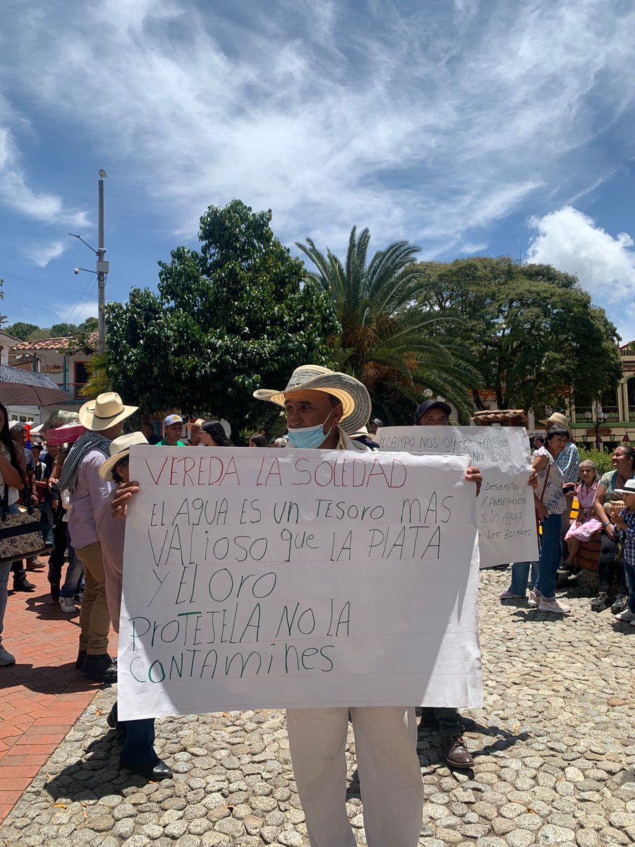 'Campesinos que hacen honor de su esencia y que permanecen sencillos y RICOS a pesar de las tentaciones pasajeras o los mensajes con segundas intenciones que multiplican los que, aunque TODO LO TIENEN, persiguen más porque dependen de sus codicias'. Roloes
#JericóSinMinería