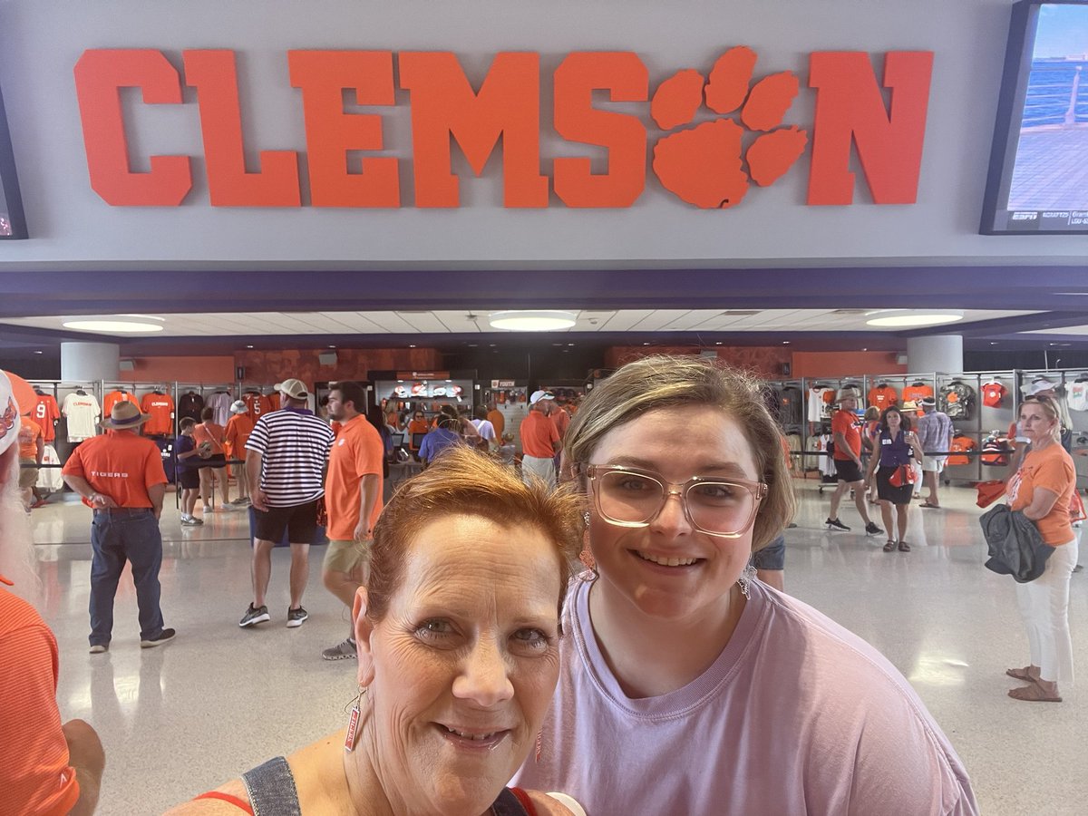 4CsBakery's tweet photo. #bestingame #clemsonfootball 
#91grad #BSNstudent https://t.co/pFlQXZm50D