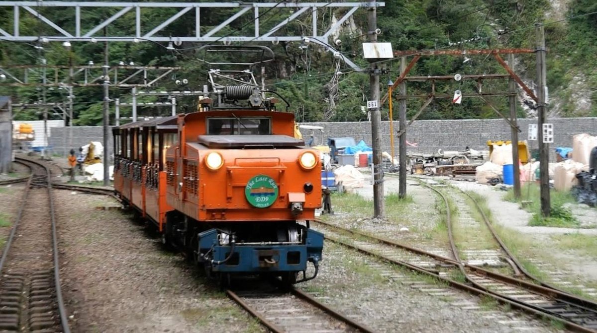 kobayac77m_007's tweet photo. 9月9日 (土)、黒部峡谷鉄道.ED9ラストランツアー、30名弱が参加。
10カ月ぶりの運転、本日限りで運行終了。本日の為に整備などご苦労様でした。
機関車の補充は無いそうです。
写真は1枚を除き動画より貼付けしたもの。
#黒部峡谷鉄道 #ED9 #ラストラン #凸型電機 #トロッコ電車 #トロッコ列車 https://t.co/01t3ER1ZBS