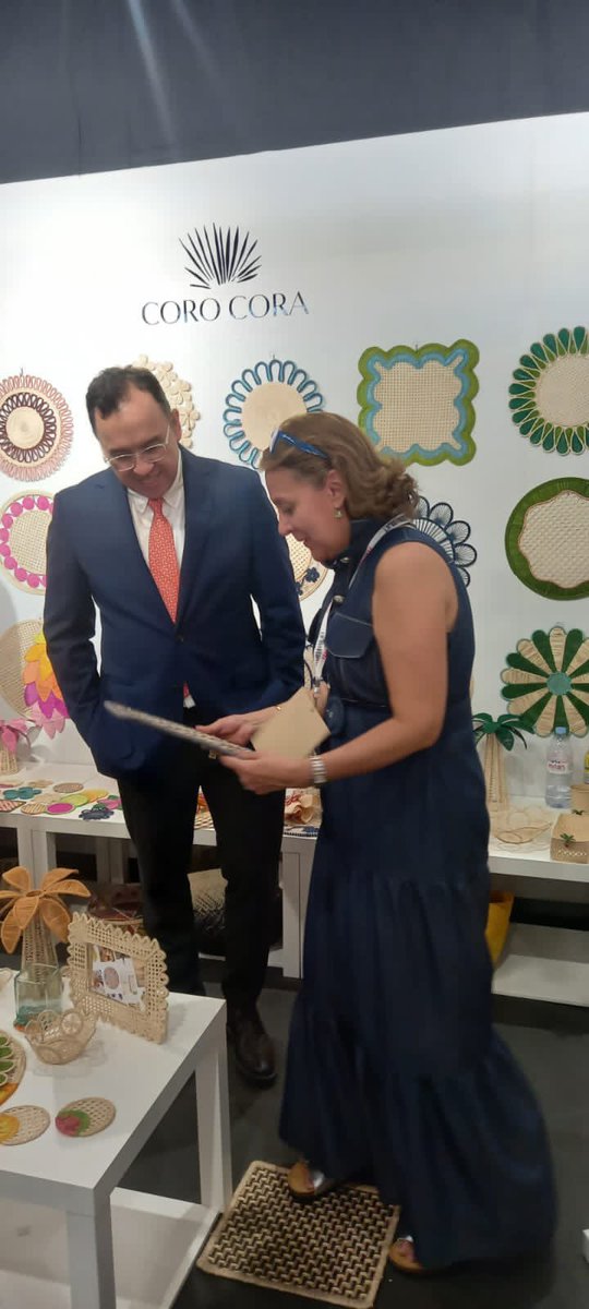 alfonsoprada's tweet photo. En la feria @MaisonObjet que se realiza en París Francia también encontramos a #CoroCora una empresa familiar emprendedora que exporta artesanías al mundo. Nuestra visita para saludarlos y estimularlos en la tarea de abrir mercados en Europa con @PROCOLOMBIACO y el @MincomercioCo https://t.co/6X7lNmpZXX