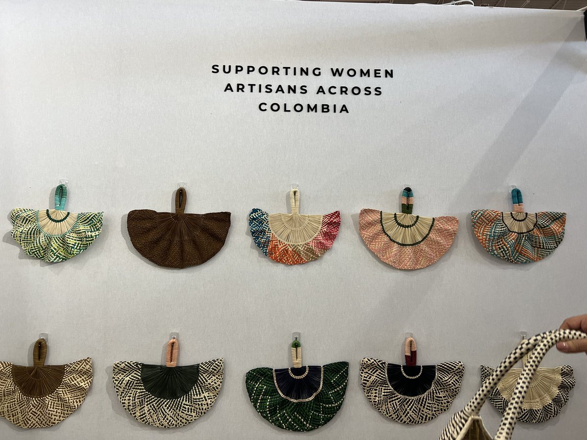 alfonsoprada's tweet photo. En la feria @MaisonObjet que se realiza en París Francia también encontramos a #CoroCora una empresa familiar emprendedora que exporta artesanías al mundo. Nuestra visita para saludarlos y estimularlos en la tarea de abrir mercados en Europa con @PROCOLOMBIACO y el @MincomercioCo https://t.co/6X7lNmpZXX