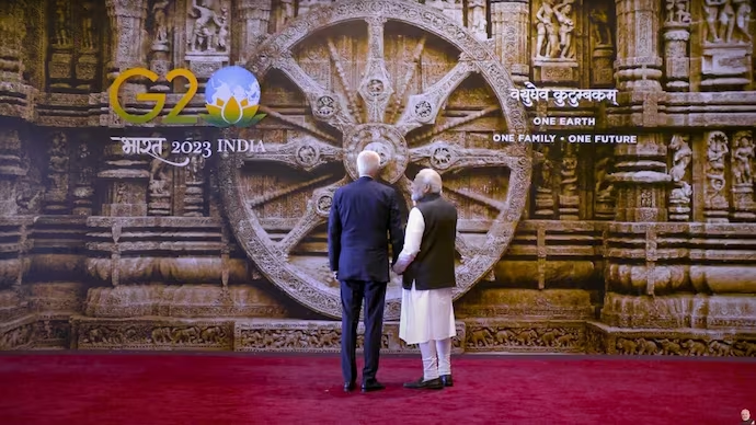 JaipurDialogues's tweet photo. Difference between Nehru's India and Modi's Bharat:

Nehru Family used Mughal Architecture as a symbol of Indian greatness

Modi uses majestic Konark Wheel and architecture of the Sun Temple as the backdrop.

This is what it means to be a Proud Bhartiya. https://t.co/mg6yxYQ8Kh
