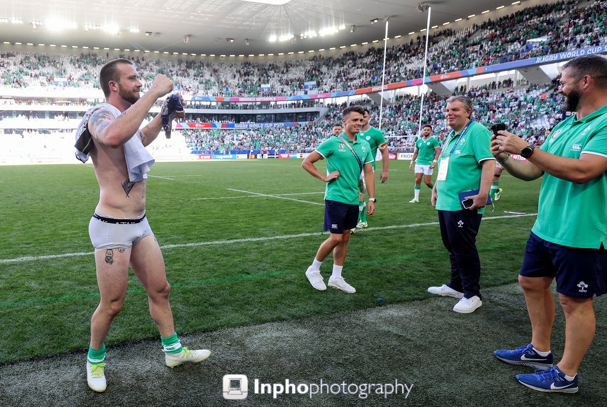 Murray_Kinsella's tweet photo. Andy Farrell in stitches at Hansen, looks like he's snapping a pic of the Ireland wing here. https://t.co/Eq7plfRrc5