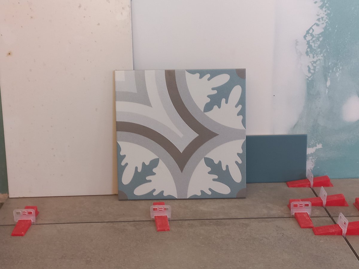 ConceptJenius's tweet image. After debating my choices for the last 24 hours, I'm pleased with my tile decisions 😁 And the brickie did a great job of the fireplace 😍 #openfire 

Taking shape. Downstairs should be finished by the end of next week, without windows.