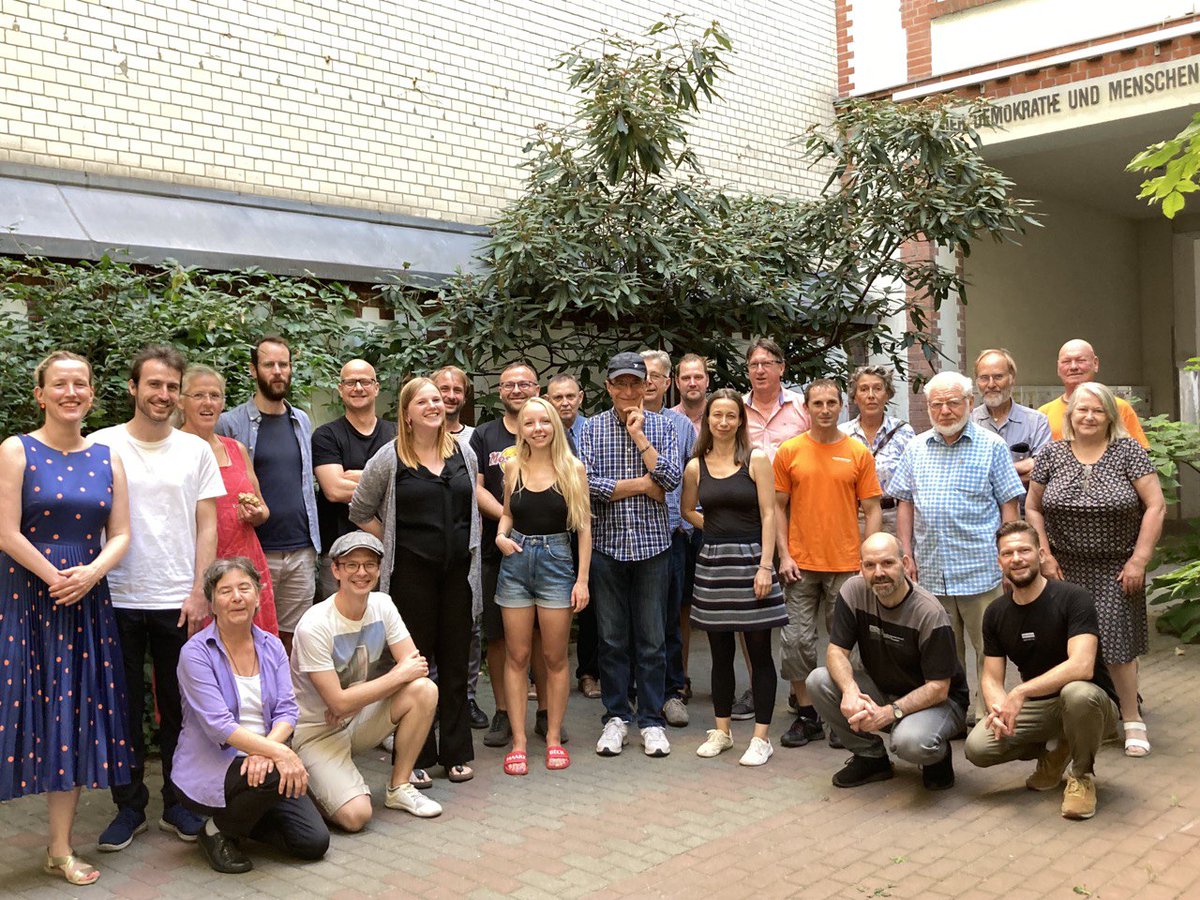 Heute tagte unsere Landesmitgliederversammlung im <a href="/HdDuM/">Haus der Demokratie</a>! Neben einem Input zum RBB-Rundfunkrat ging es um die Landtagswahl in Brandenburg 2024 und um das Berliner Mobilitäsgesetz. Danke an die Referent:innen! <a href="/CCitiesOrg/">Changing Cities e.V.</a> 

Wir beglückwünschen auch unseren neuen Landesvorstand.💐