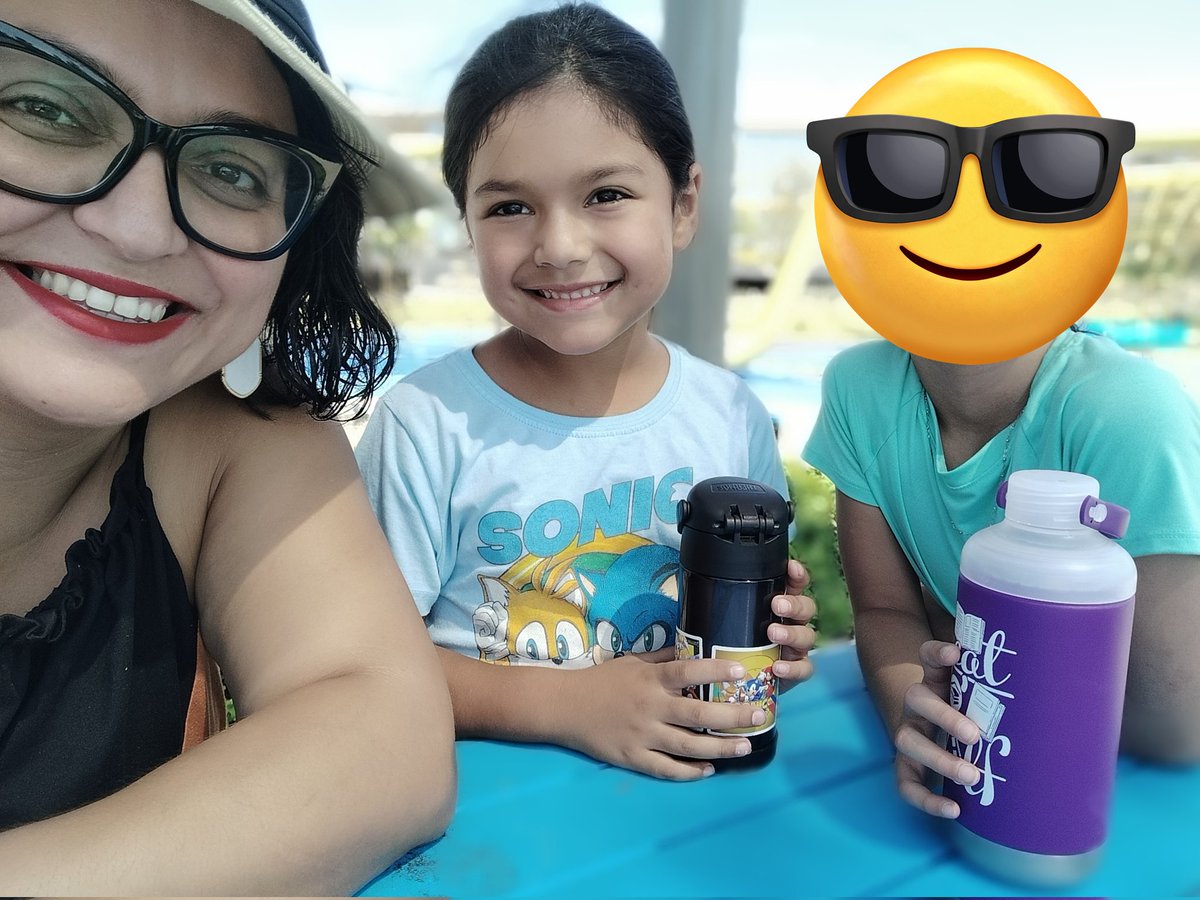 HMQLibraryLady's tweet photo. My nenes traviesos and I picked up some more books from the Alief Library. There enjoyed the Alief community Park while I enjoyed a fresh stack of books. #alieflibraries #goingbeyondthebook https://t.co/tfawH2G8Af