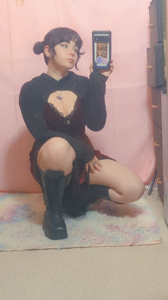 CroisantCosplay's tweet photo. I need it to stop being 10 billion degrees out so I can wear this out and not die 👍🏻

#hotgothsummer #spookyseason #spokkyseasoneve #autumn #fall #goth https://t.co/QzOZtwSdS9