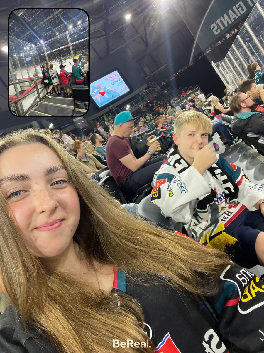Felicity_113's tweet photo. GIANT Happy Birthday to my brother Ben!! 🎉🎉🎉

#giantselfie @BelfastGiants #belfastgiants https://t.co/QG03lTiBqa
