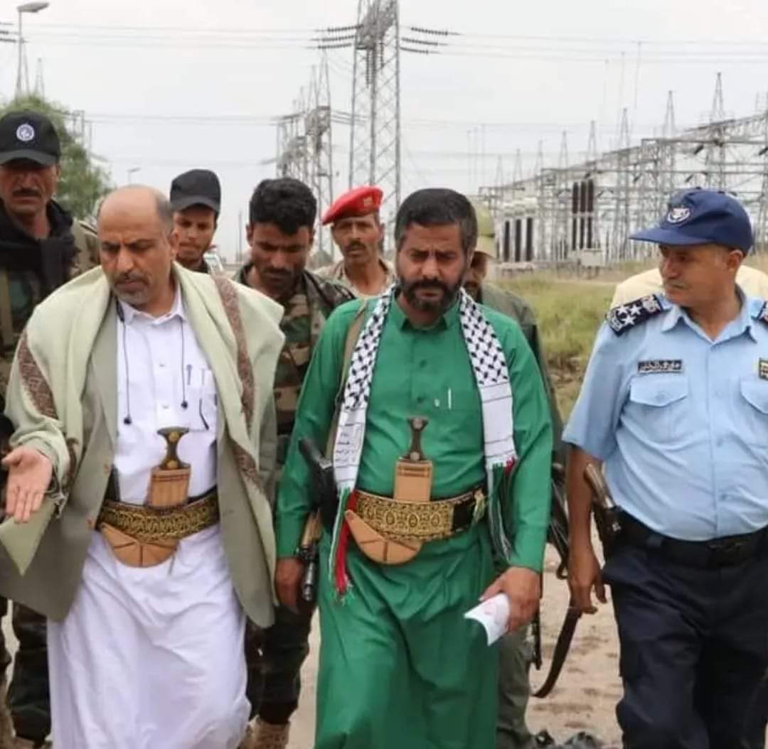 خلاصه قدهم بيغيروا ملابسهم باخضر علشان يرضى عليهم عبدالملك
هو عيجي يوم ويكون يتصلهم عبدالملك باخر الليل ويقول لهم ايش لابسه واذا ماهم لابسين بجامه خضراء عيسجنهم
*الصورة للزنبيل محمد البخيتي وهو باقذر صور الزنبله