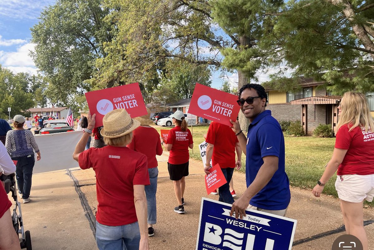 bell4mo's tweet photo. Great #flipping time at the @ManchesterMO Parade with @stlmodems & @MomsDemand!
#flipMOblue https://t.co/61Yrg7bEGT