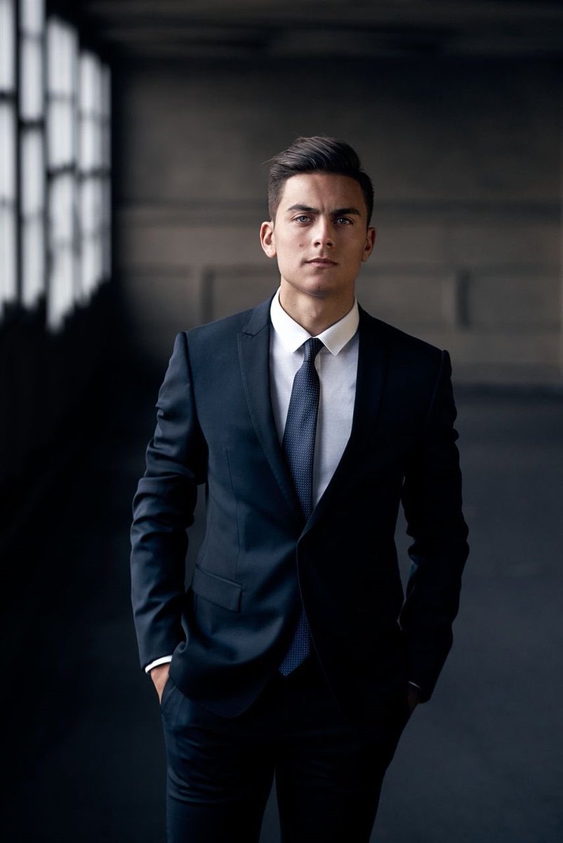 MatiasSexofc's tweet photo. Ese soy yo.
Si, asi como me ves, soy Paulo Dybala.
Llevaré a este club a la cúspide del fútbol internacional.
Haré todo lo posible para cumplir mi misión COMO EL NUEVO DT DE @MatiasSexofc

⚽️⚽️⚽️ https://t.co/eMsDkgTr1M