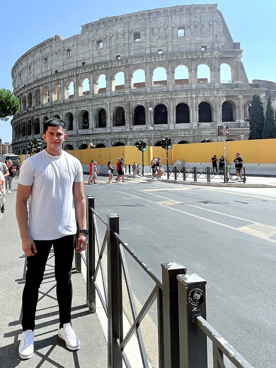 ROMA ITALY 🇮🇹
#Colosseum #europe #travelaroundtheworld #travel #italy #rome #bucketlist #unlocked