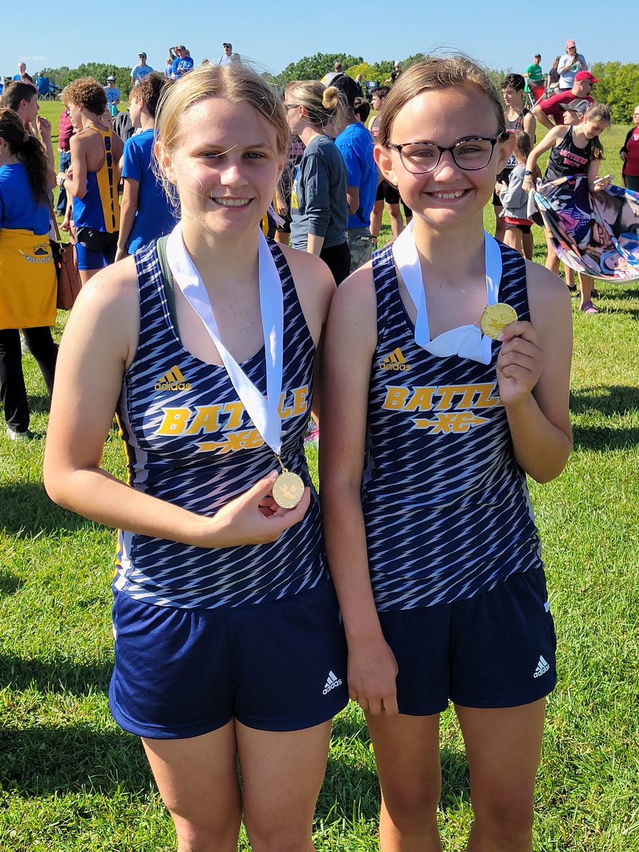 BattleTrack's tweet image. JV race was McDonald special.
The three siblings Leo, Arabelle, and Cara all had a spectacular race:
Arabelle 23:51 (1.5 min PR) and 3rd place
Cara 25:12 (1st 5k ever) and 6th place
Leo 32:32 (6 sec faster than he ran in this race last year)