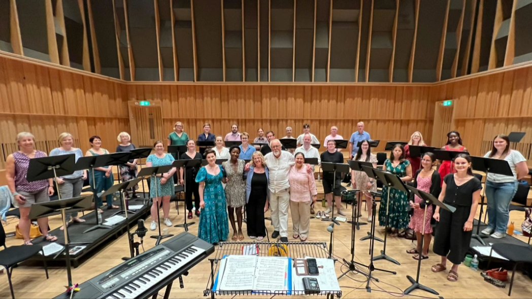That's a wrap! We've had an amazing week recording some lovely choral music by @lizdilnotjohnson at @birmcons. It will be released in April and we can't wait to share it with you! 📸: @SimonPeterKing2 #excathedra #excathedrachoir #lizdilnotjohnson #contemporarychoralmusic