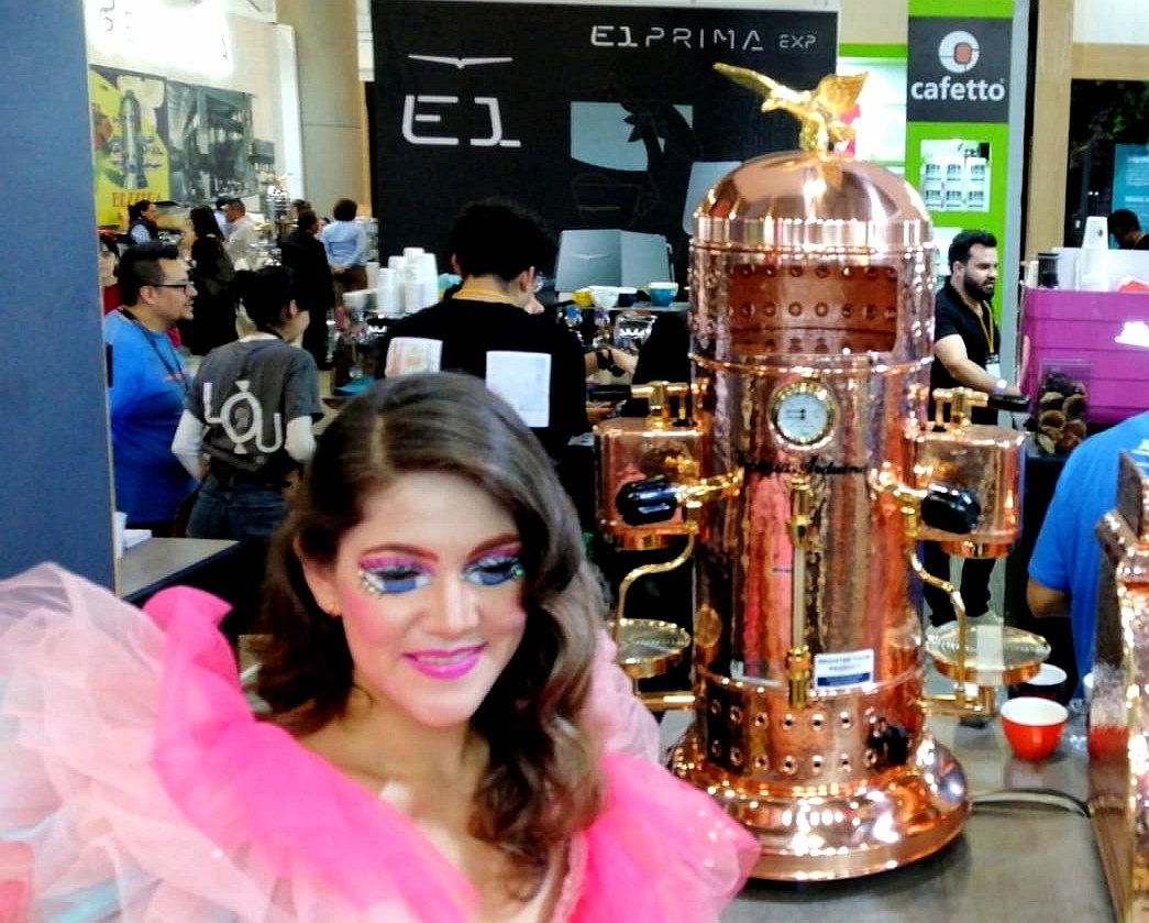 arynle03's tweet photo. Homenaje a Tina Turner y #salonchocolate Barbie vestido de chocolate #wtc #arynle alto peinado Adriana Kiues vestidos Mercedes*  maquillaje Ara Led #arynle #expocafé2023 https://t.co/3Od278S2vF